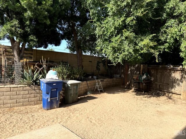 4400 Country Wood Lane, Bakersfield, CA 93313