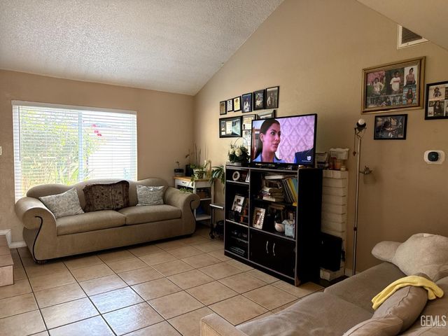 4400 Country Wood Lane, Bakersfield, CA 93313
