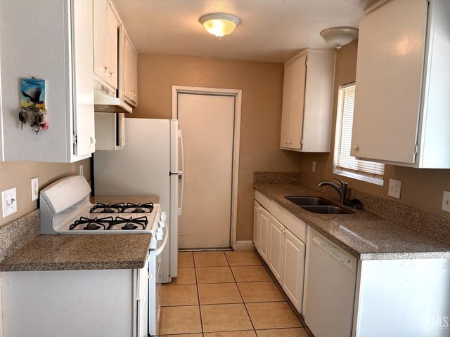 4400 Country Wood Lane, Bakersfield, CA 93313