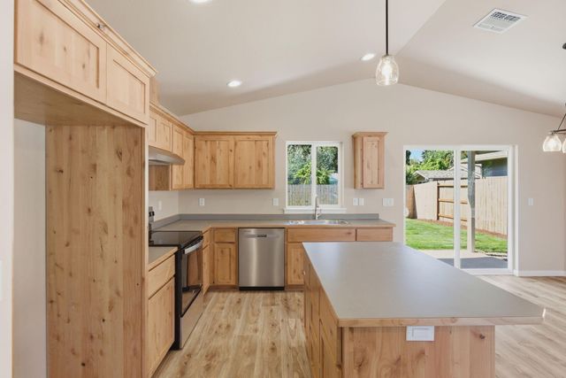 1037 SE Briannas Way, Grants Pass, OR 97527