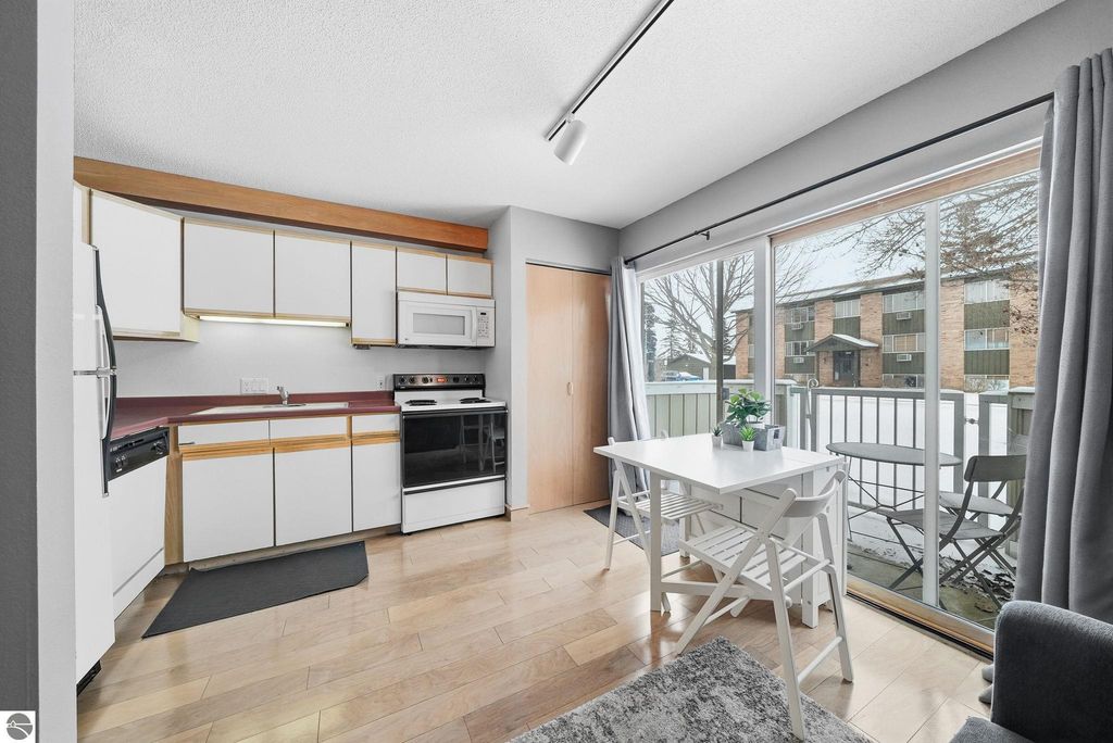 Image 7 of property listing at 124 Beech Street, Traverse City, MI 49684