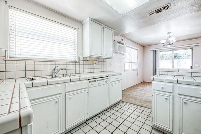 1276 E Bedford Avenue, Fresno, CA 93720
