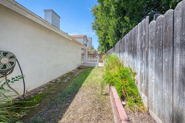 1276 E Bedford Avenue, Fresno, CA 93720