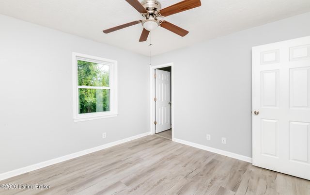 12420 Somerset Dr, Louisville, KY 40229