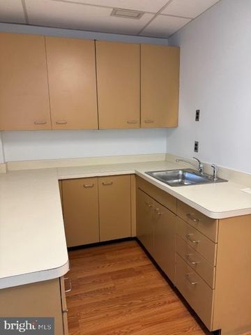 611 S CARLIN SPRINGS RD #409, Arlington, VA 22204