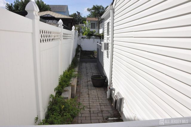 9 FLORENCE Drive, Parlin, NJ 08859