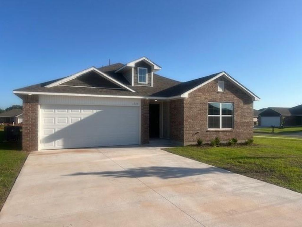 1204 E Stetson Lane, Mustang, OK 73064