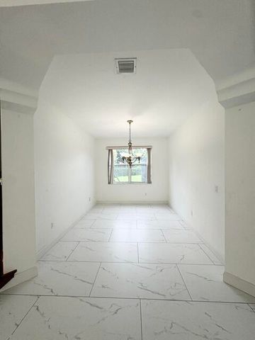 127 Saratoga Boulevard W, Royal Palm Beach, FL 33411