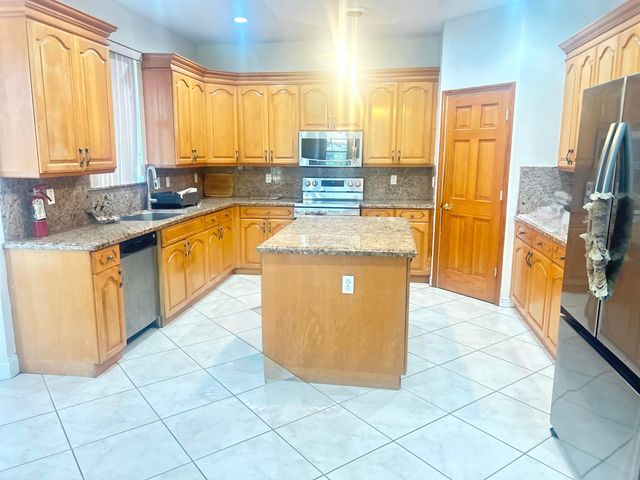 127 Saratoga Boulevard W, Royal Palm Beach, FL 33411