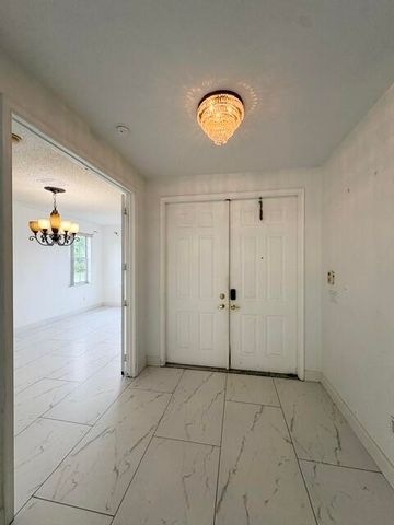 127 Saratoga Boulevard W, Royal Palm Beach, FL 33411