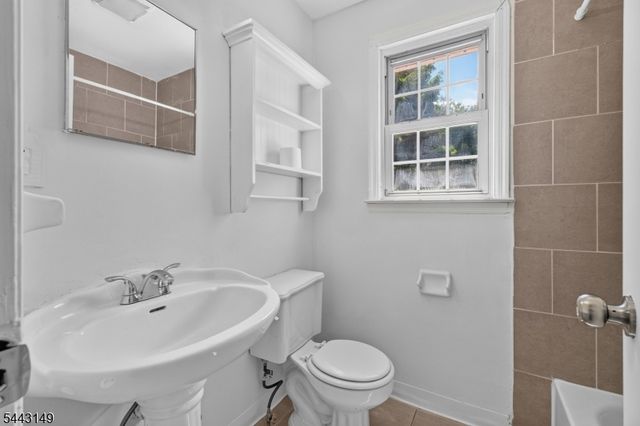 2 Oakwood Pl, North Brunswick Twp., NJ 08902