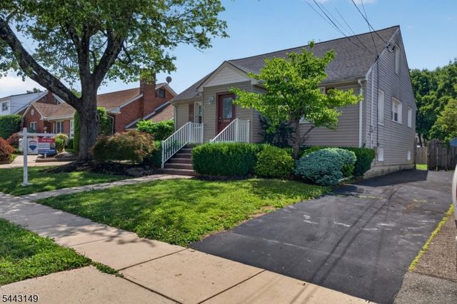 2 Oakwood Pl, North Brunswick Twp., NJ 08902
