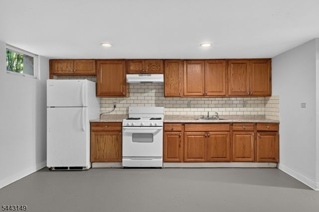2 Oakwood Pl, North Brunswick Twp., NJ 08902