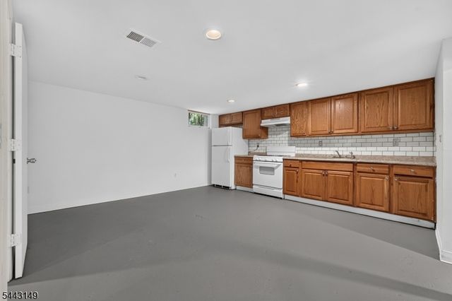 2 Oakwood Pl, North Brunswick Twp., NJ 08902