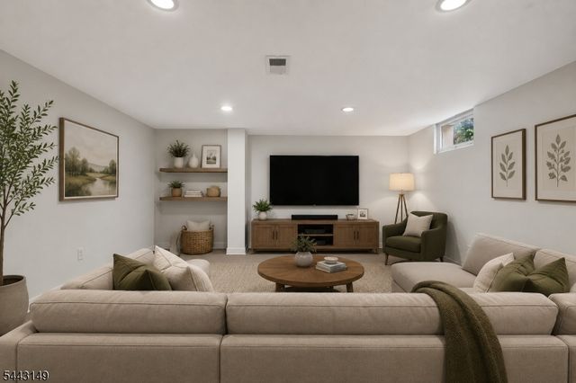 2 Oakwood Pl, North Brunswick Twp., NJ 08902
