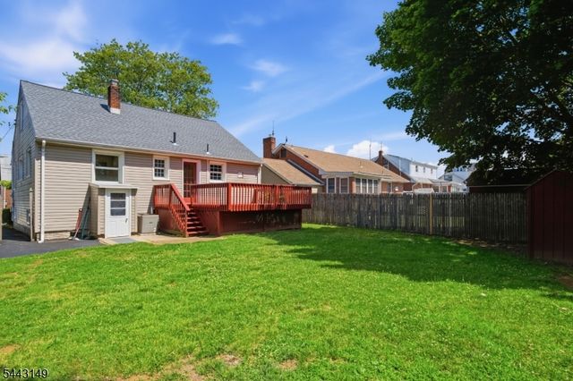 2 Oakwood Pl, North Brunswick Twp., NJ 08902
