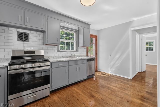 2 Oakwood Pl, North Brunswick Twp., NJ 08902
