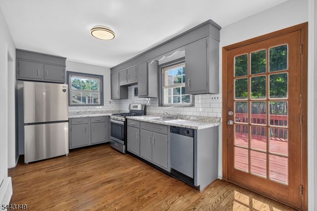 2 Oakwood Pl, North Brunswick Twp., NJ 08902