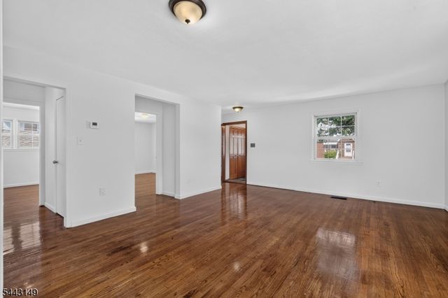 2 Oakwood Pl, North Brunswick Twp., NJ 08902