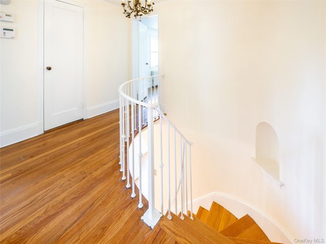 91 Pickwick Road, Manhasset, NY 11030