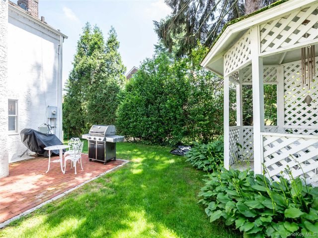 91 Pickwick Road, Manhasset, NY 11030