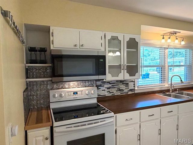 8 Wayne Street, St Charles, MO 63301