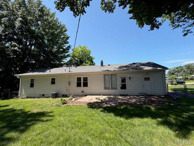 8 Wayne Street, St Charles, MO 63301