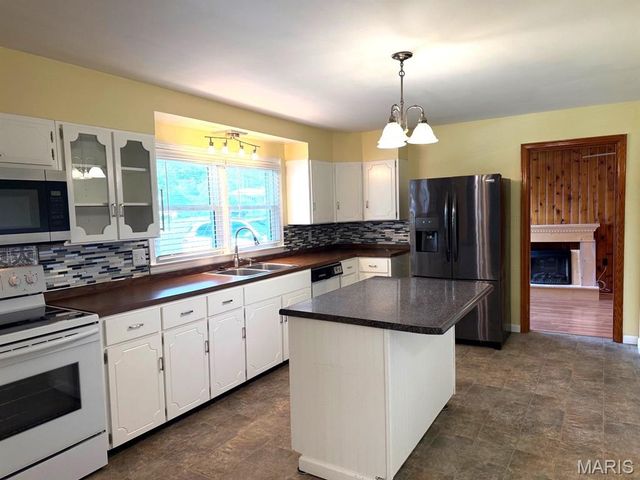 8 Wayne Street, St Charles, MO 63301
