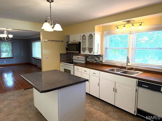 8 Wayne Street, St Charles, MO 63301