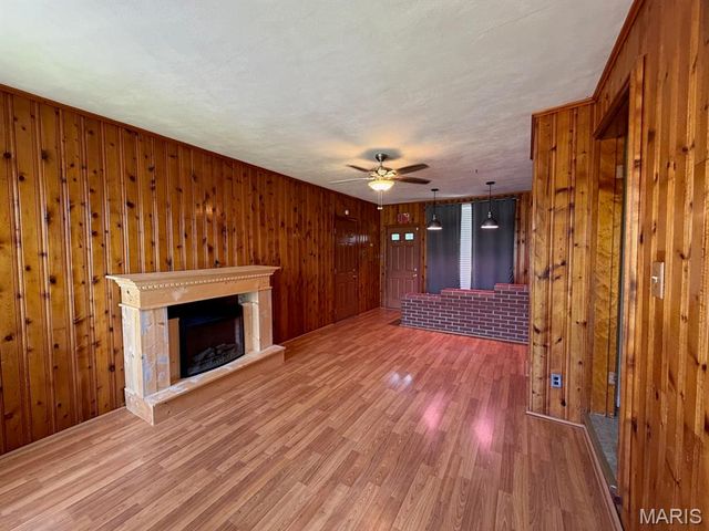 8 Wayne Street, St Charles, MO 63301