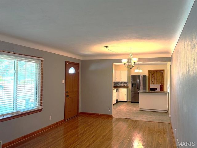 8 Wayne Street, St Charles, MO 63301
