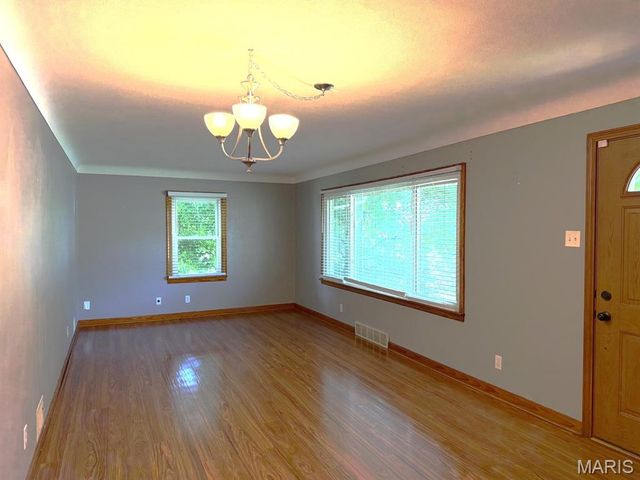 8 Wayne Street, St Charles, MO 63301