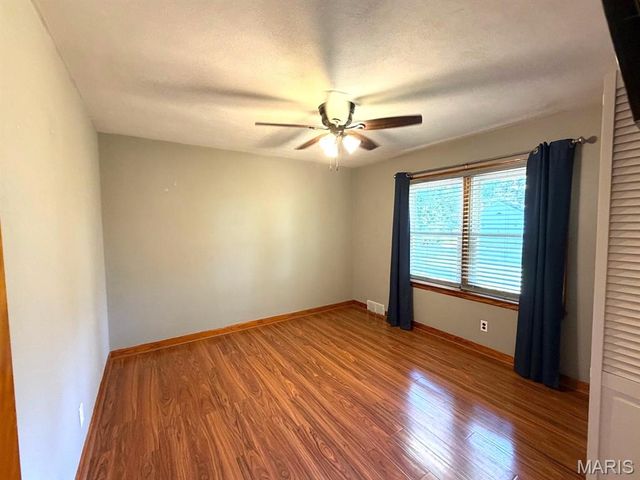 8 Wayne Street, St Charles, MO 63301