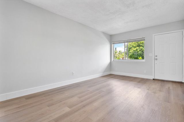 720 NE 7th Street 8, Hallandale Beach, FL 33009