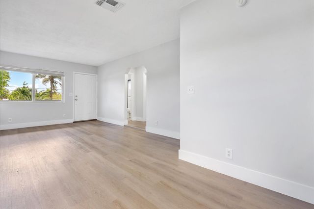 720 NE 7th Street 8, Hallandale Beach, FL 33009