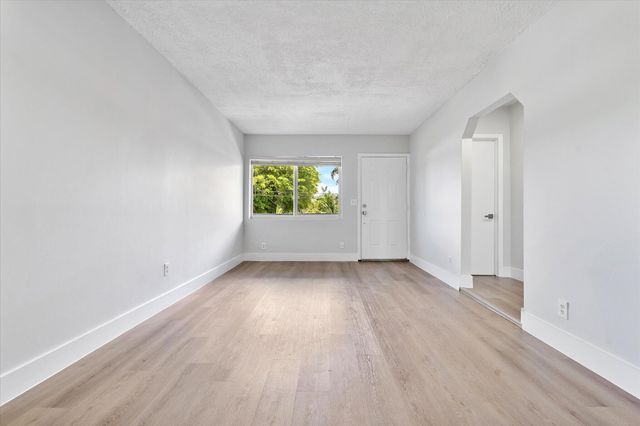 720 NE 7th Street 8, Hallandale Beach, FL 33009