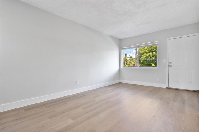 720 NE 7th Street 8, Hallandale Beach, FL 33009