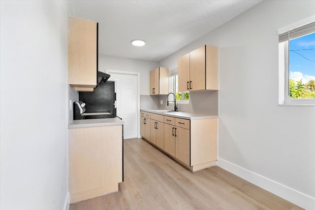 720 NE 7th Street 8, Hallandale Beach, FL 33009