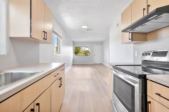 720 NE 7th Street 8, Hallandale Beach, FL 33009