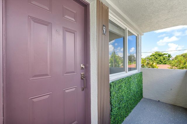 720 NE 7th Street 8, Hallandale Beach, FL 33009