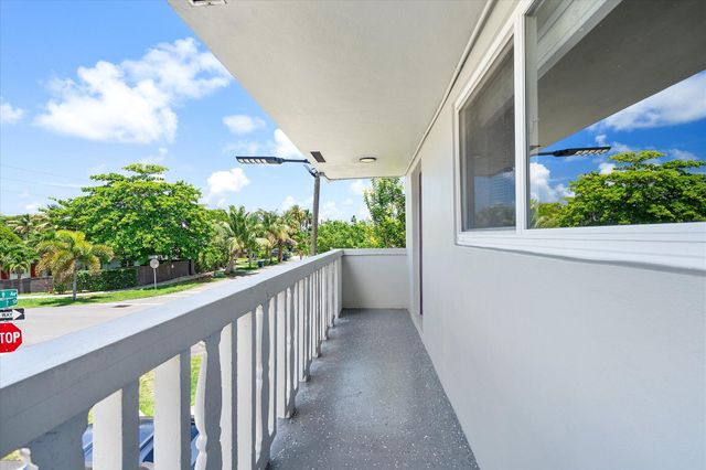 720 NE 7th Street 8, Hallandale Beach, FL 33009