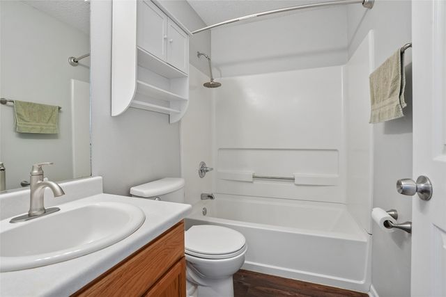 2627 Bent Ridge Court, Des Moines, IA 50320