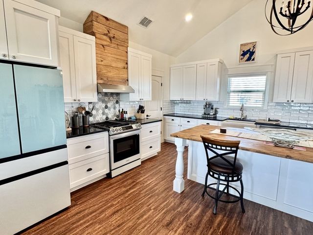 1504 Cape Velero Dr, Rockport, TX 78382