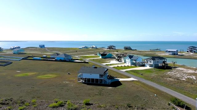 1504 Cape Velero Dr, Rockport, TX 78382