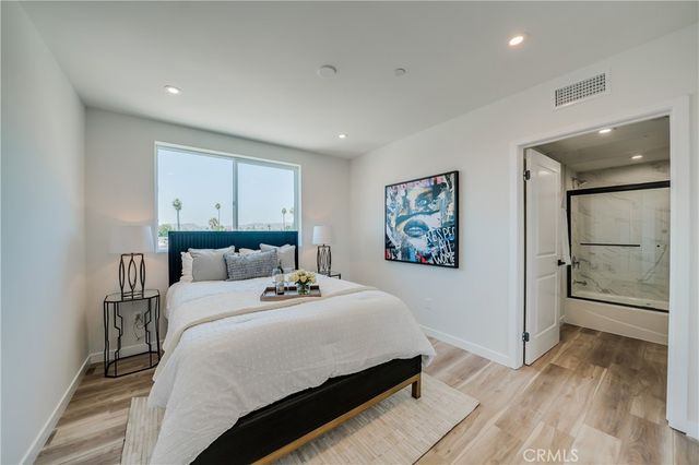 7018 Alabama 3, Canoga Park, CA 91303