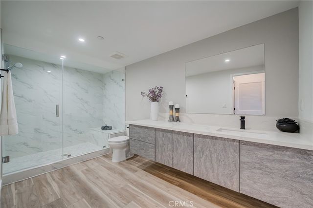 7018 Alabama 3, Canoga Park, CA 91303