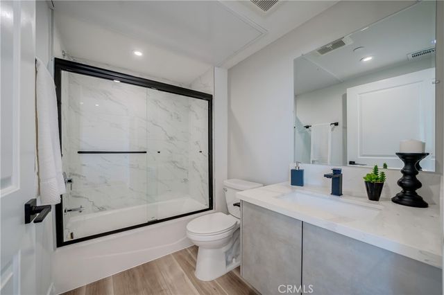 7018 Alabama 3, Canoga Park, CA 91303