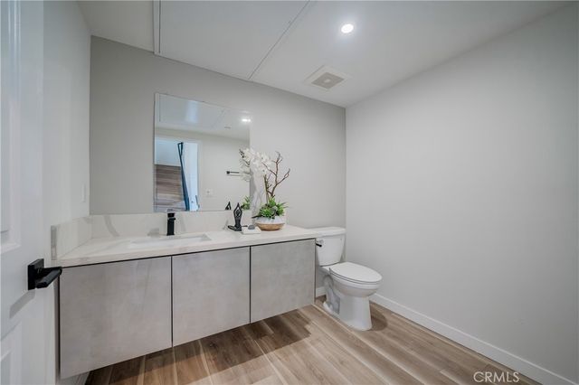 7018 Alabama 3, Canoga Park, CA 91303