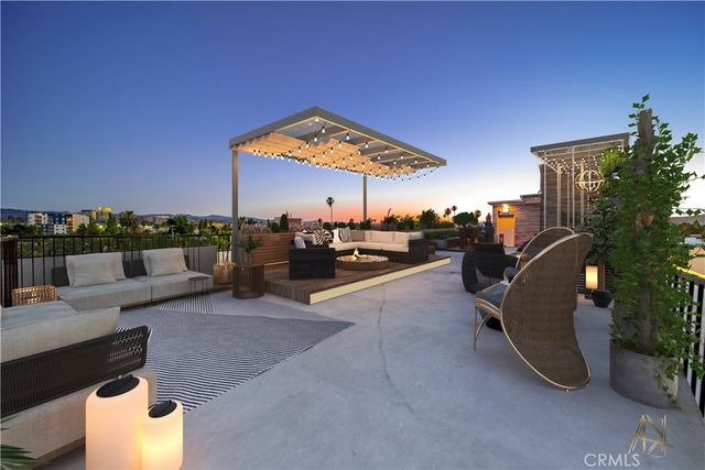 7018 Alabama 3, Canoga Park, CA 91303