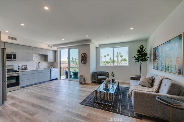 7018 Alabama 3, Canoga Park, CA 91303
